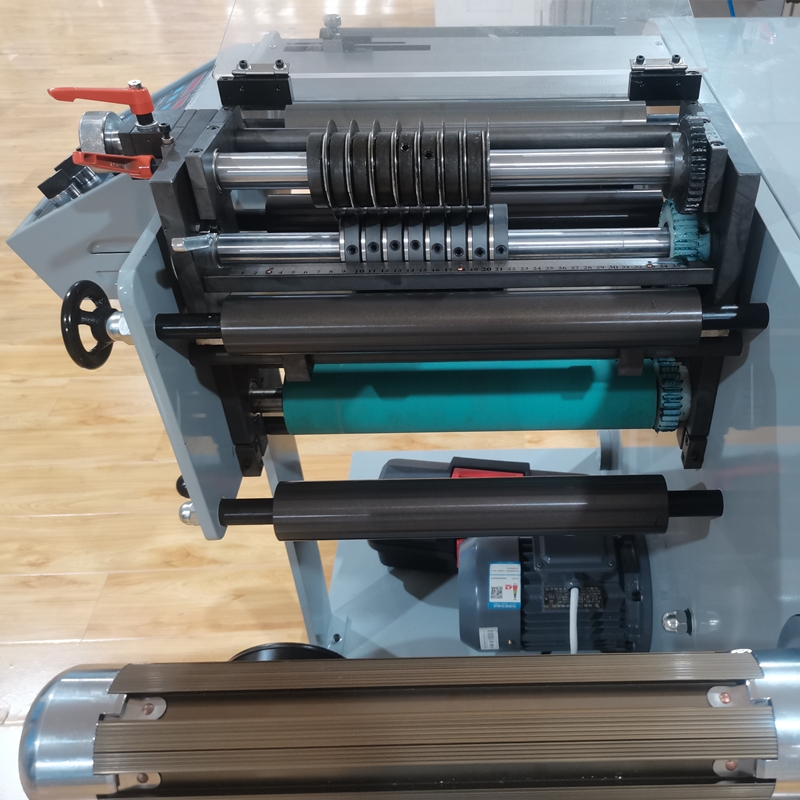 Máquina automática de rebobinado y corte de rollo de papel adhesivo autoadhesivo, cortadora rebobinadora cortadora de etiquetas epoxi de PVC
